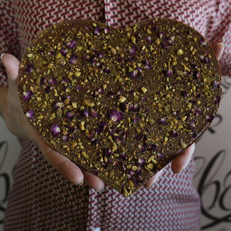 Corazón de Chocolate con Leche con Pistacho y Pétalos de Rosa